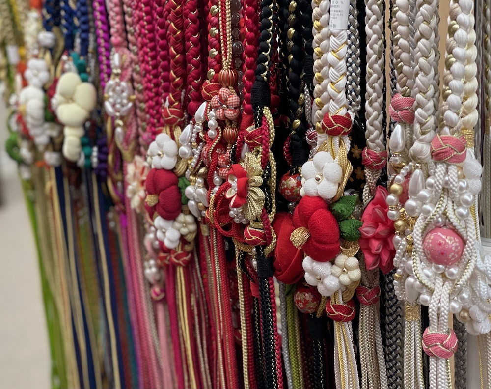 つまみ細工作品を販売するには?販売方法や集客力を高める戦略ポイントを解説