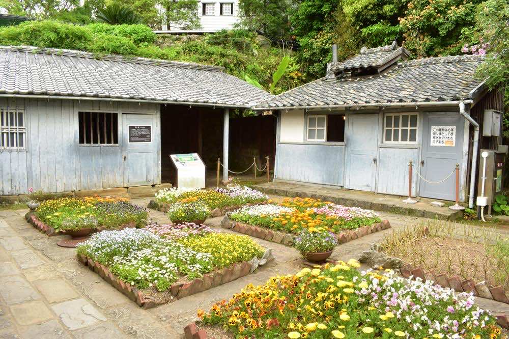 きれいに見える花壇のレイアウトとは？コツや手入れ方法・砂利や芝生の活用法を解説