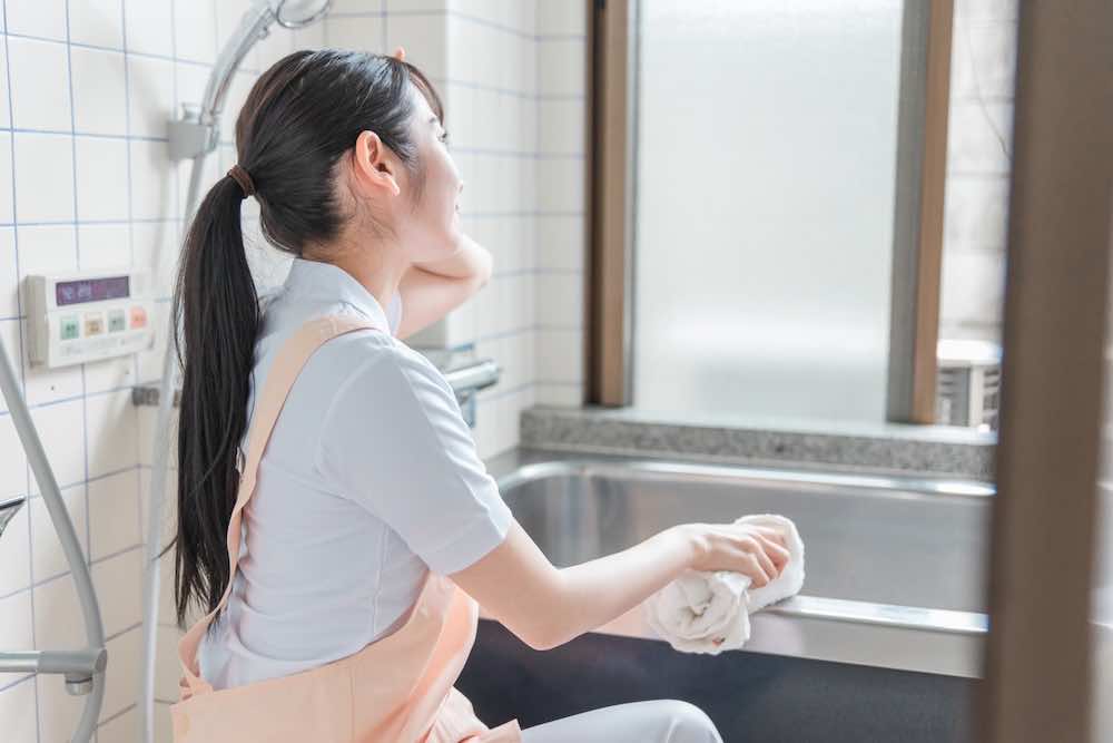 お風呂の水あかを掃除する方法は?簡単に取る方法・習慣とコツを解説