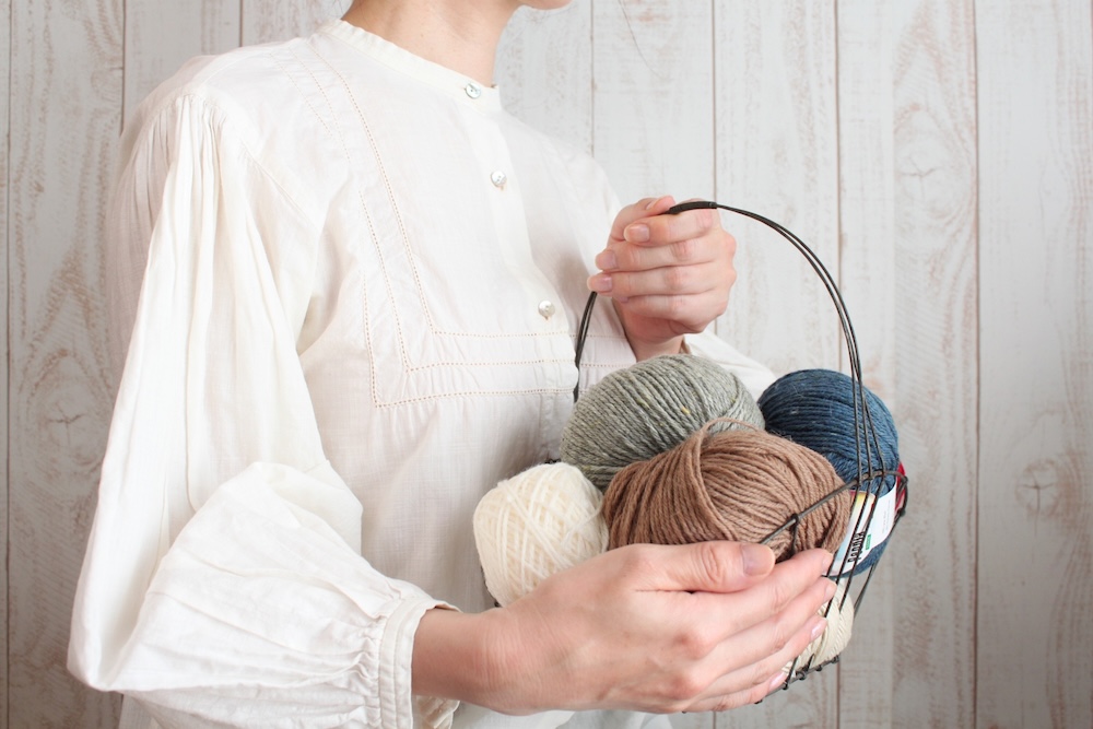 自宅以外で編み物がしやすい場所とは?楽しめる場所や必要な道具を紹介