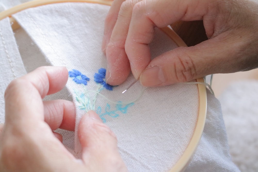 刺繍の始め方は?基本のやり方や初心者に必要な物・楽しむためのコツを解説