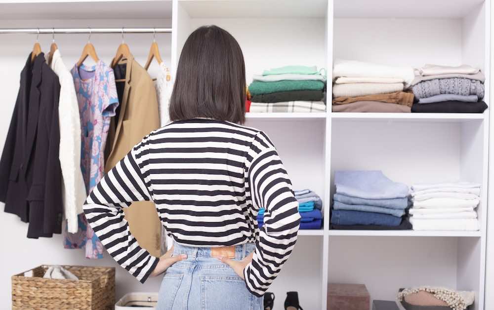 クローゼットをすっきりさせる収納アイデアとは?収納術やテクニックを解説